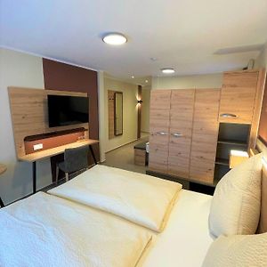 Zimmer mit Kingsize-Bett